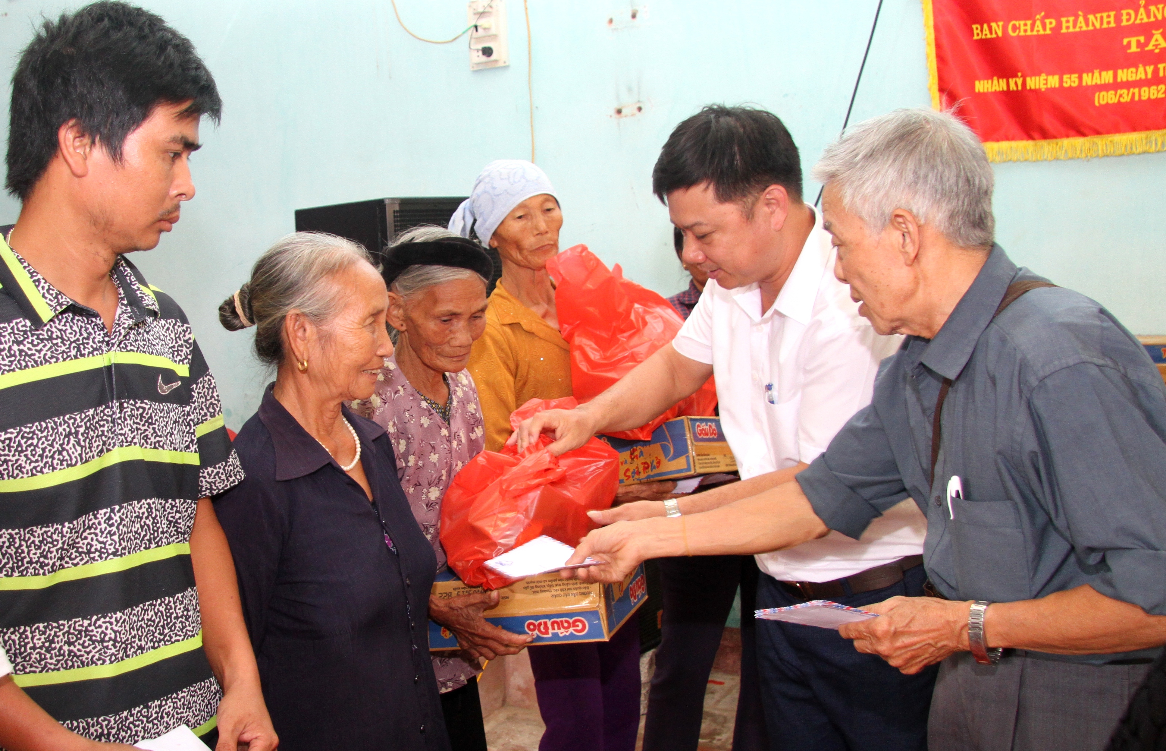 L&atilde;nh đạo địa phương c&ugrave;ng tặng qu&agrave;