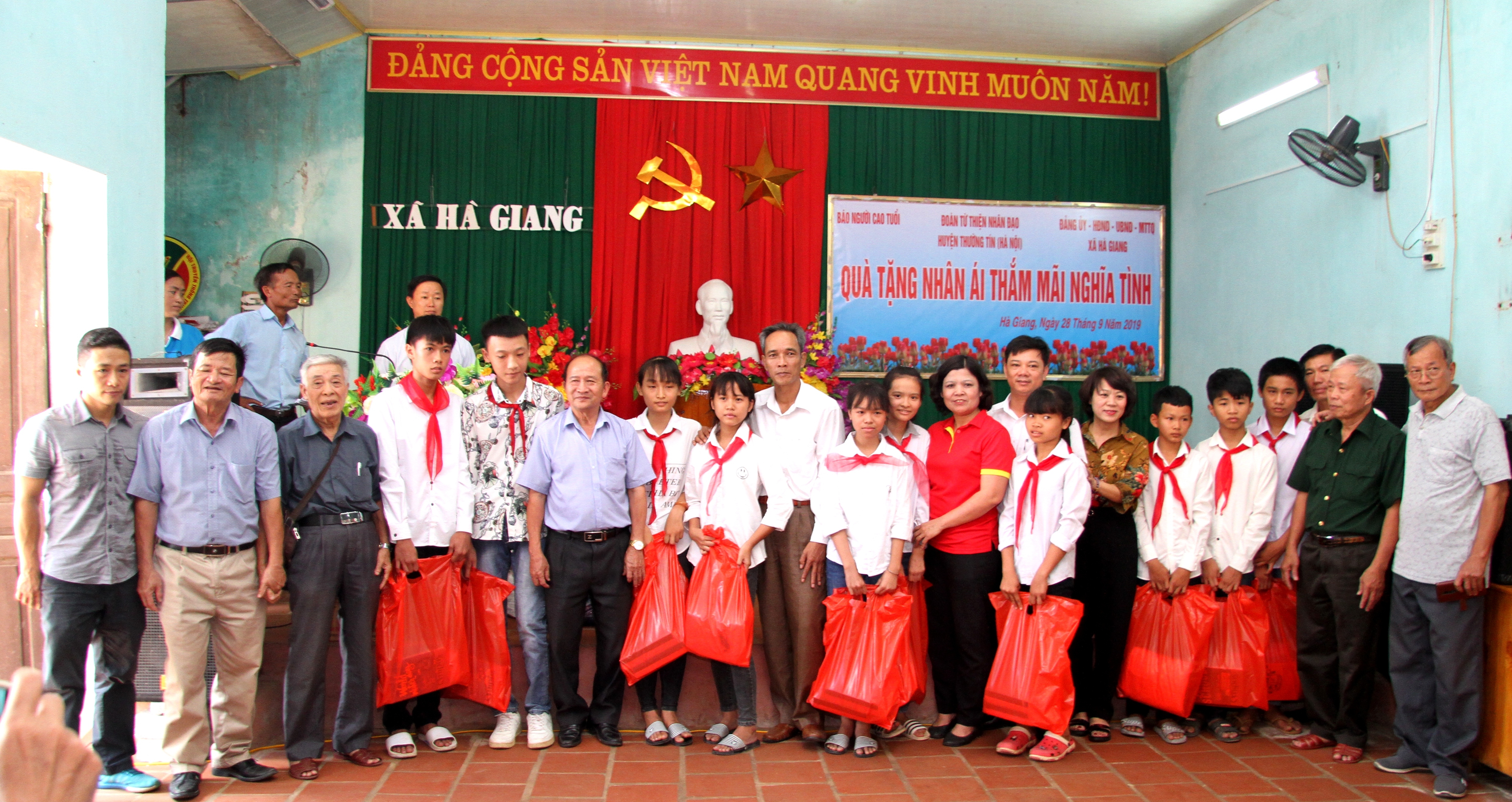 Tặng qu&agrave; học sinh ngh&egrave;o vượt kh&oacute;