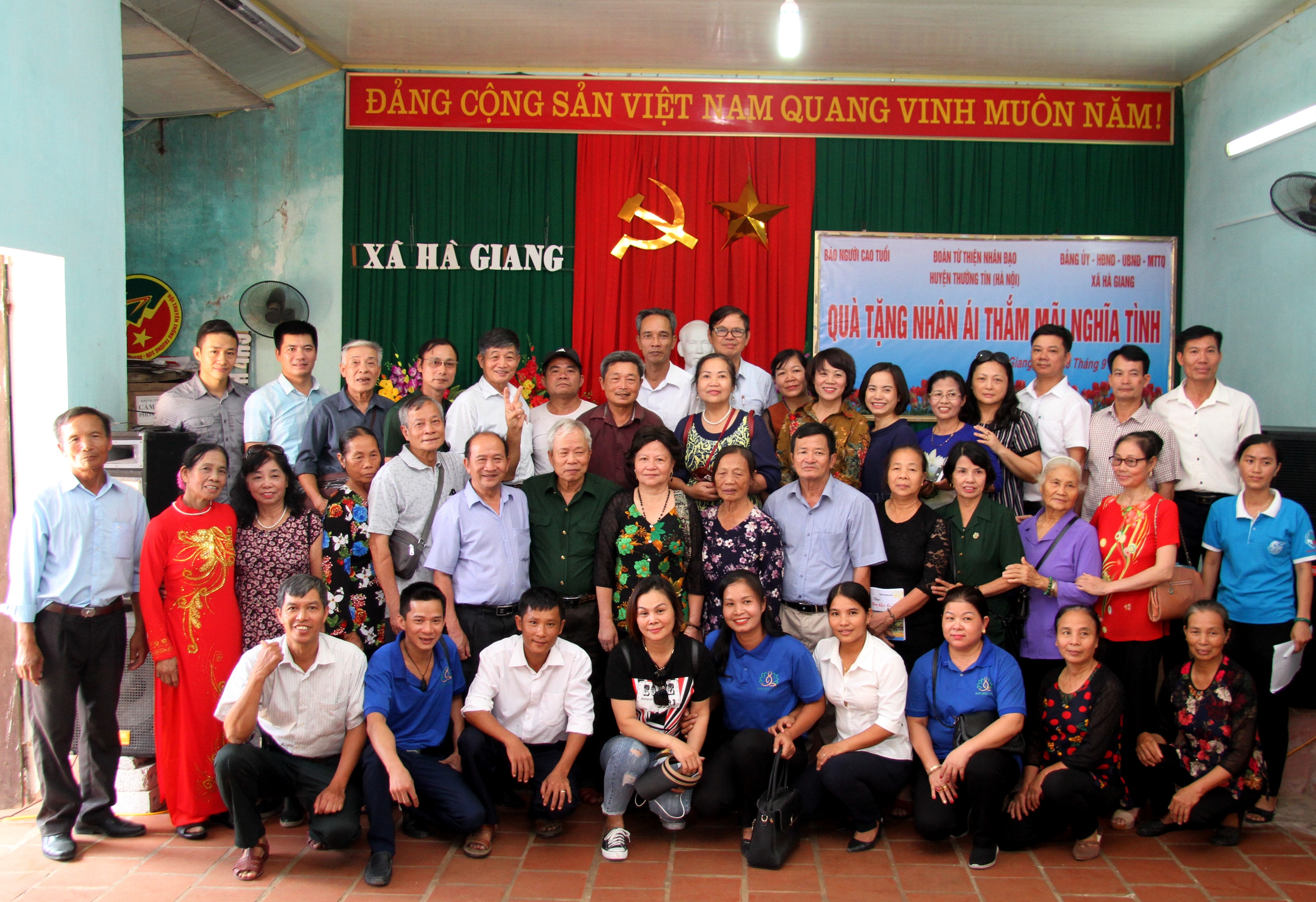 C&aacute;c th&agrave;nh vi&ecirc;n trong đo&agrave;n v&agrave; l&atilde;nh đạo địa phương chụp ảnh lưu niệm