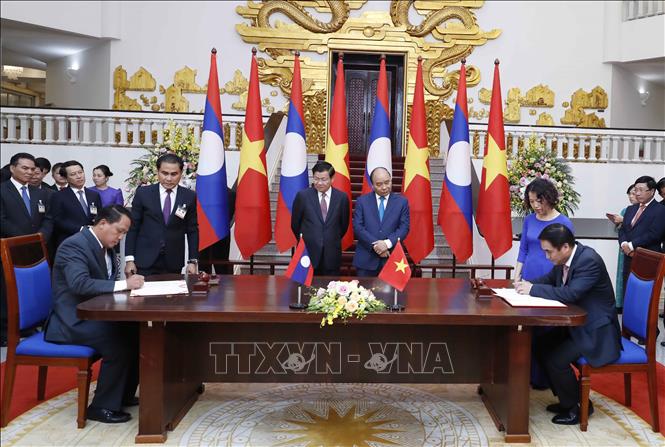 Hai Thủ tướng chứng kiến lễ k&yacute; Bi&ecirc;n bản ghi nhớ giữa Bộ T&agrave;i ch&iacute;nh Việt Nam v&agrave; Bộ T&agrave;i ch&iacute;nh L&agrave;o về cung cấp khoản vay để thực hiện Dự &aacute;n đầu tư tuyến đường từ Phu-th&iacute;t-phờng, Luang Prabang (L&agrave;o) đi bi&ecirc;n giới Nason, gi&aacute;p huyện Điện Bi&ecirc;n Đ&ocirc;ng, tỉnh Điện Bi&ecirc;n (Việt Nam). Ảnh: Thống Nhất/TTXVN
