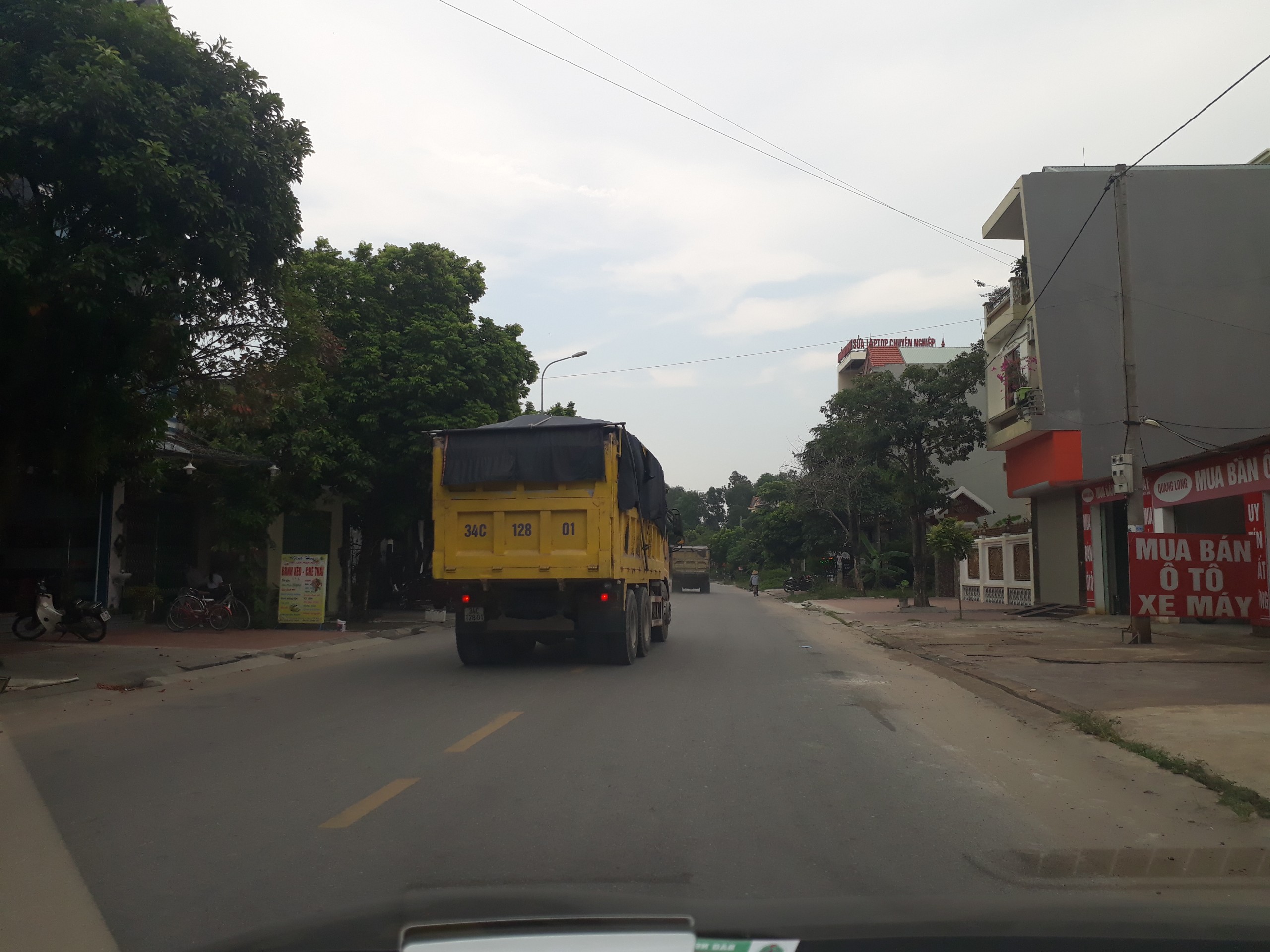 Xe chở cát. (Ảnh: Q.Hùng)