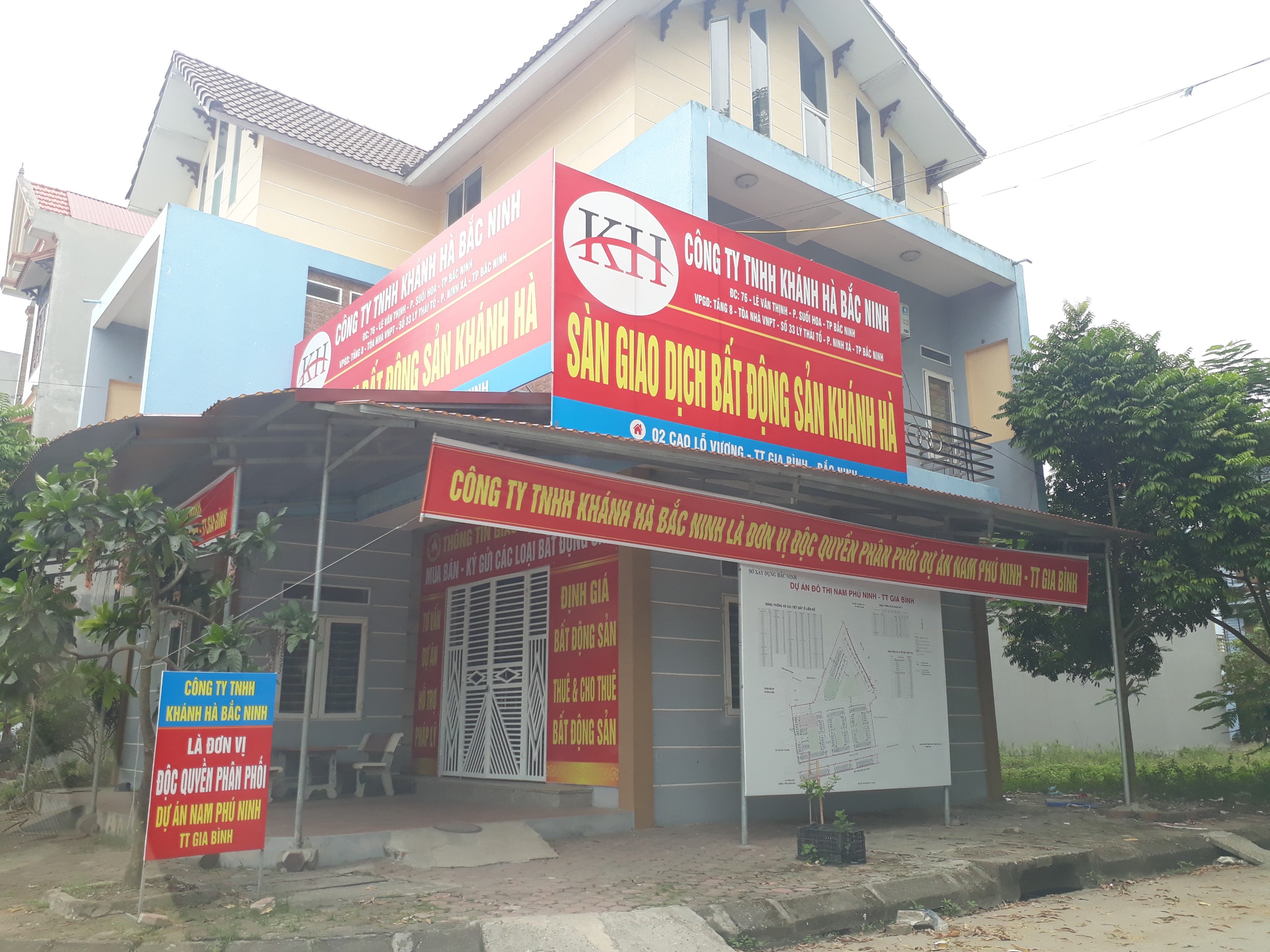 C&ocirc;ng ty TNHH Kh&aacute;nh H&agrave; trưng biển nhận l&agrave; đơn vị ph&acirc;n phối độc quyền dự &aacute;n với t&ecirc;n gọi l&agrave; Dự &aacute;n đ&ocirc; thị Nam Ph&uacute; Ninh, thị trấn Gia B&igrave;nh. (Ảnh: Q.Hùng)