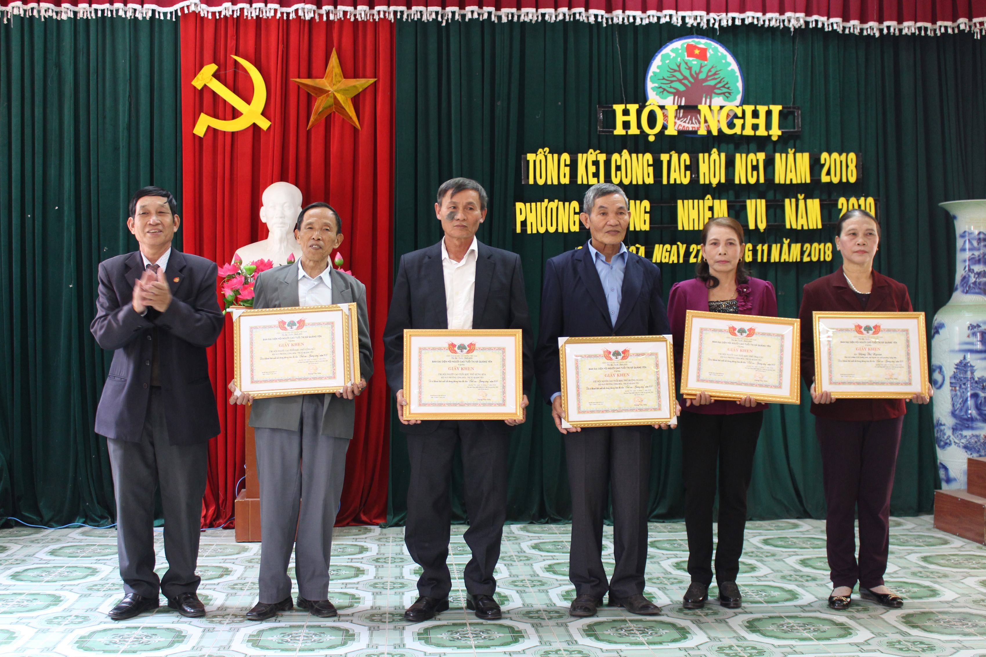 &Ocirc;ng Đặng Văn Sửu, Trưởng BĐD Hội NCT thị x&atilde; trao Giấy khen cho c&aacute;c c&aacute; nh&acirc;n xuất sắc