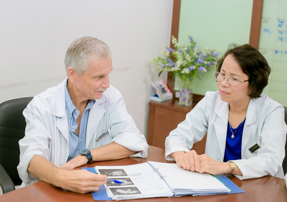 BS Jean Clement Sage - chuy&ecirc;n gia hỗ trợ sinh sản người Ph&aacute;p (tr&aacute;i) đ&atilde; hỗ trợ Trung t&acirc;m hỗ trợ sinh sản Vinmec tiếp cận với phương ph&aacute;p x&eacute;t nghiệm rối loạn miễn dịch cho c&aacute;c trường hợp chuyển ph&ocirc;i thất bại nhiều lần