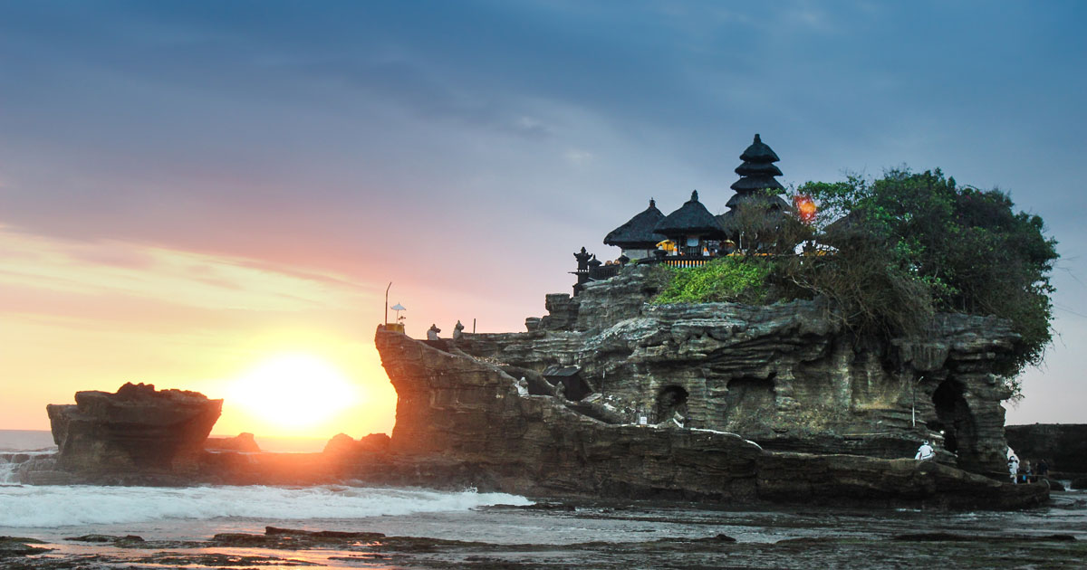 B&igrave;nh minh tr&ecirc;n đảo Bali nh&igrave;n từ đền Tanah Lot
