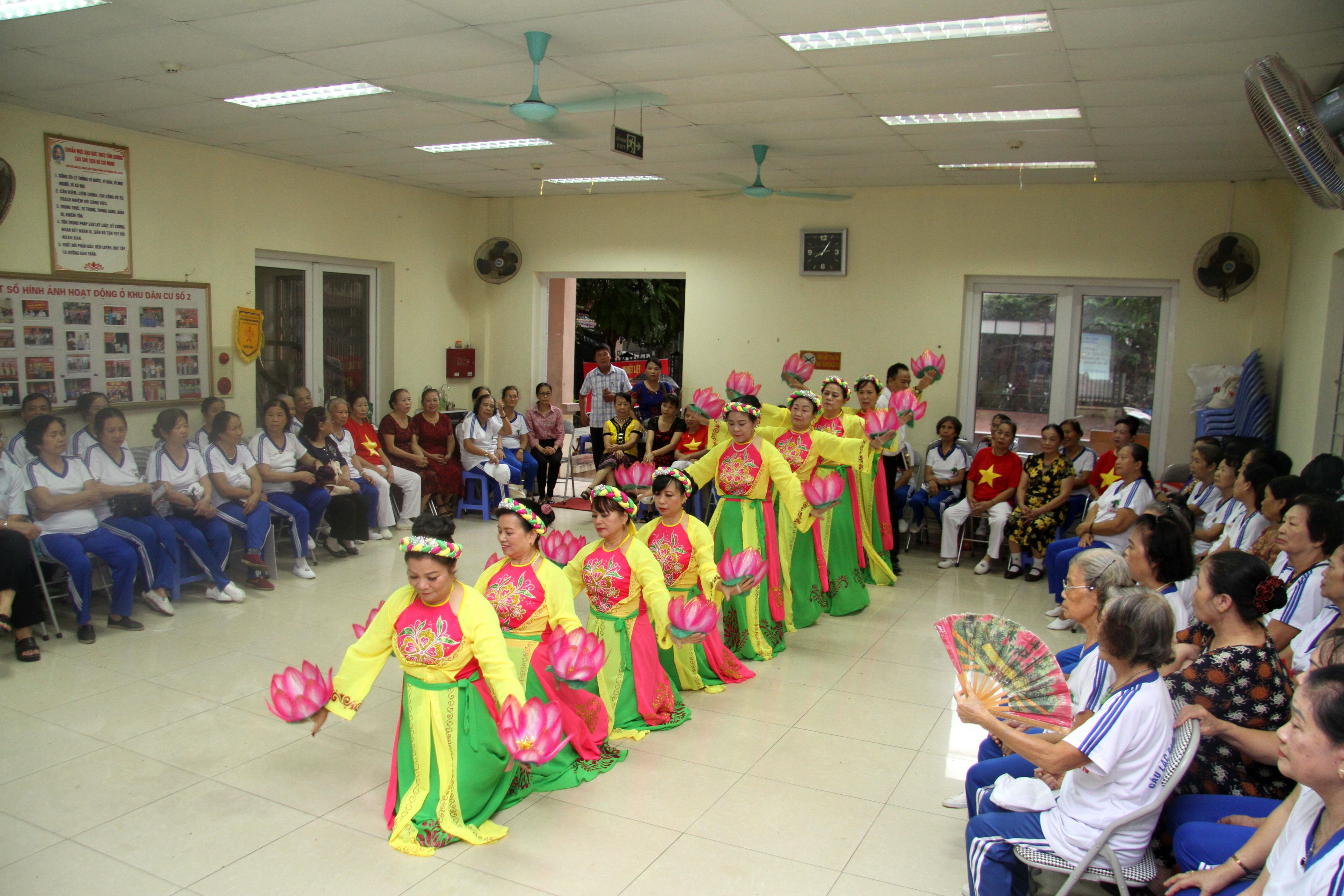 Văn nghệ ch&agrave;o mừng