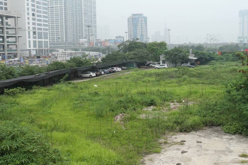 B&ecirc;n trong dự &aacute;n Th&aacute;p t&agrave;i ch&iacute;nh Quốc tế IFT một phần l&agrave; b&atilde;i đỗ xe c&ograve;n lại l&agrave; b&atilde;i cỏ hoang.