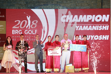 G&ocirc;n thủ Yamanishi Kazuyoshi nhận c&uacute;p v&ocirc; địch BRG Golf H&agrave; Nội Festival 2018