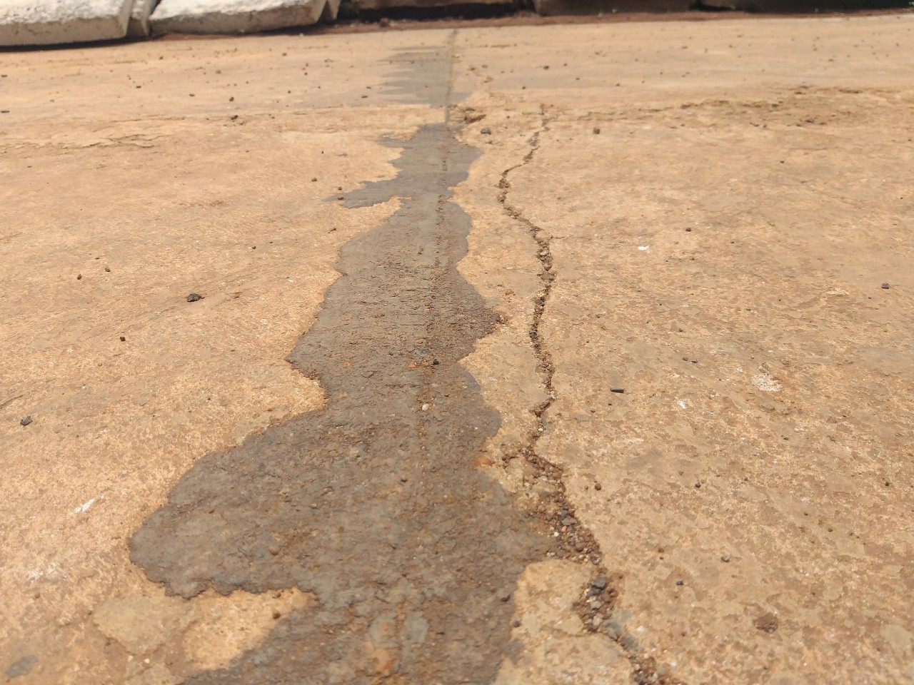 ngay cả điểm c&aacute;t chống nứt vẫn c&oacute; vwts nứt cho thấy người d&acirc;n nghi vấn l&agrave; c&oacute; cơ sở