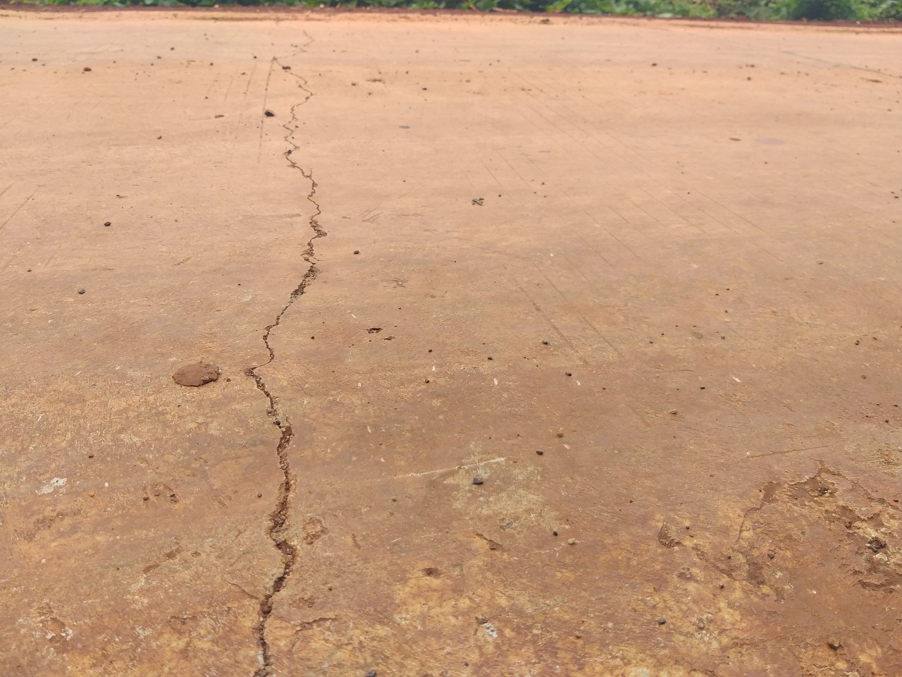 Vết nứt xuất hiện tr&ecirc;n to&agrave;n tuyến