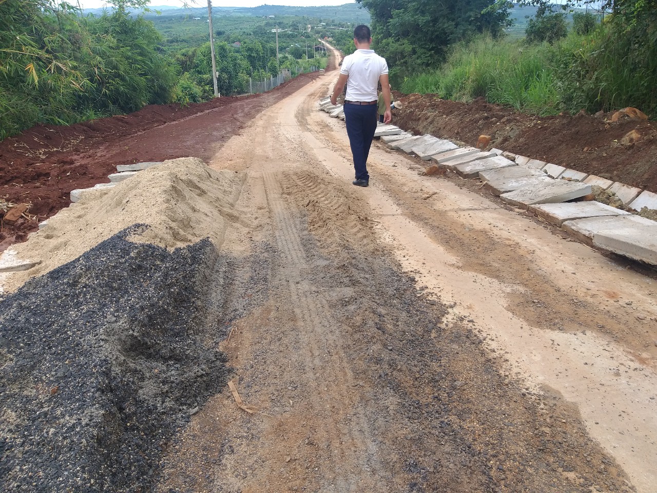 vật liệu xay dựng sau thi c&ocirc;ng vẫn chất đống tr&ecirc;n đường g&acirc;y kh&oacute; khăn cho người v&agrave; phương tiện qua đ&acirc;y