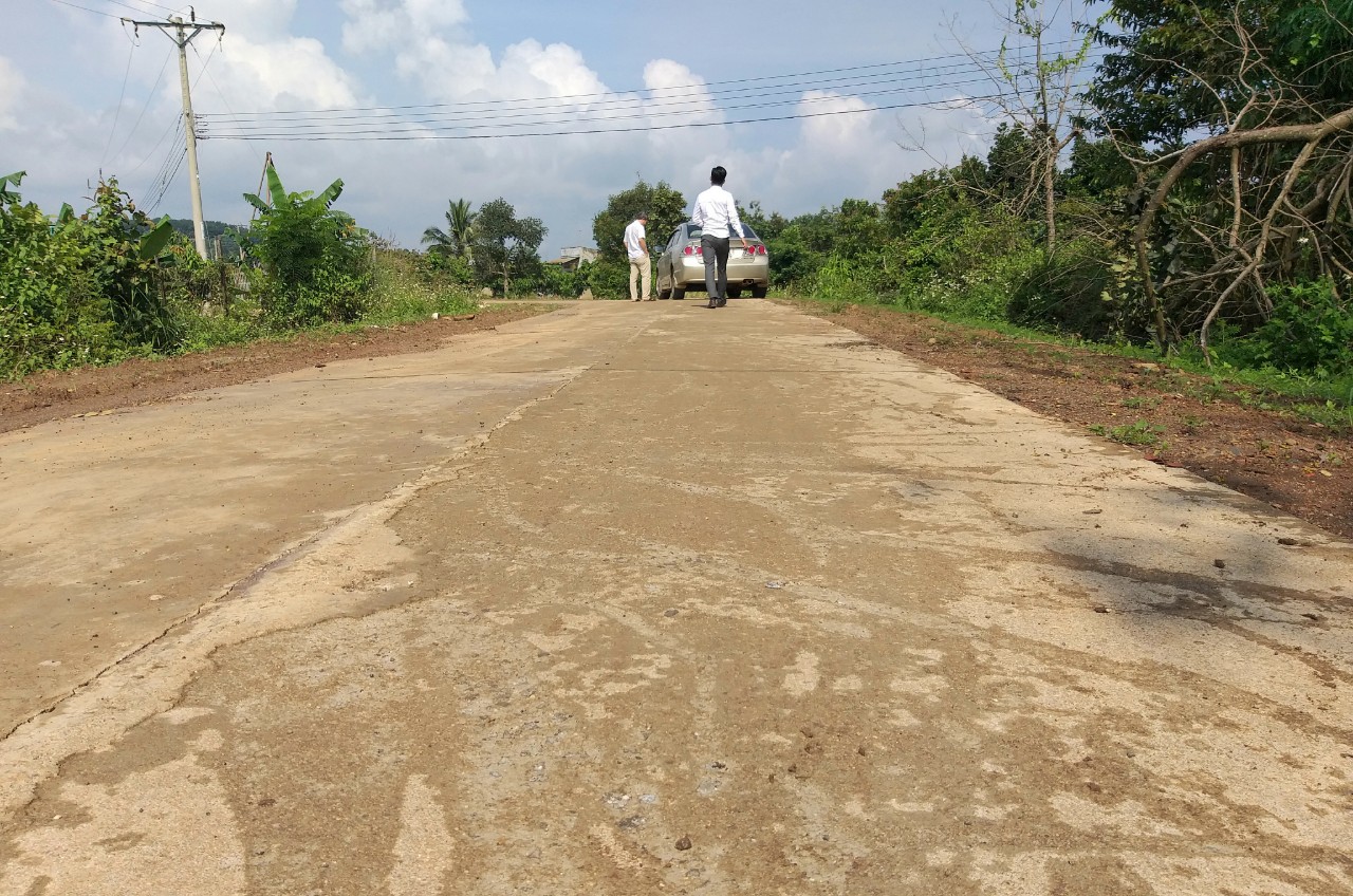 Mặt đường c&oacute; dấu hiệu bong tr&oacute;c khiến người d&acirc;n rất b&uacute;c x&uacute;c