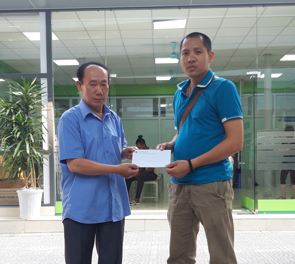 Đại diện B&aacute;o Người cao tuổi trao qu&agrave; hỗ trợ bệnh nh&acirc;n Qu&acirc;n