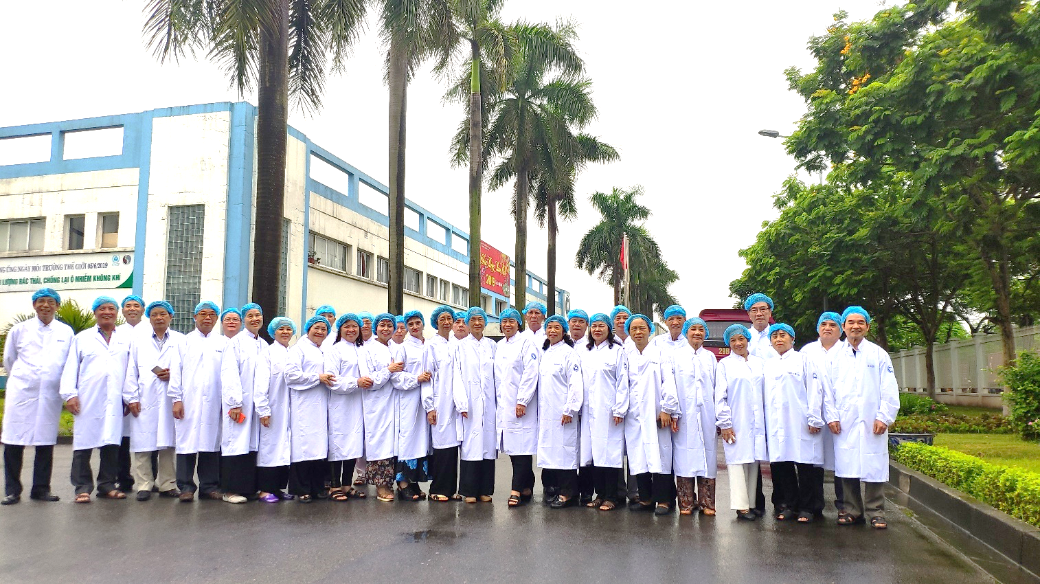 Người cao tuổi phấn khởi trong chuyến tham quan Nh&agrave; m&aacute;y Sữa Ti&ecirc;n Sơn