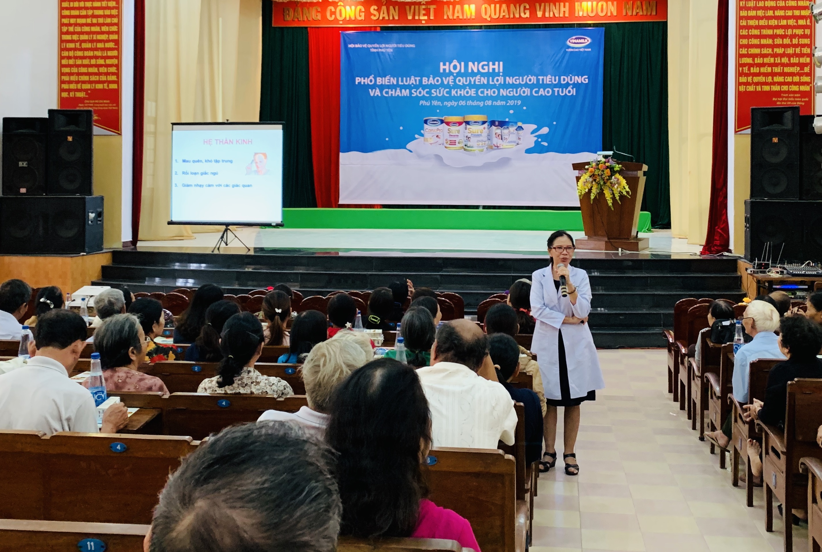 C&aacute;c buổi hội thảo được tổ chức thường xuy&ecirc;n với nhiều nội dung hữu &iacute;ch v&agrave; c&aacute;c th&ocirc;ng tin cần thiết gi&uacute;p người cao tuổi chăm s&oacute;c sức khỏe tốt hơn