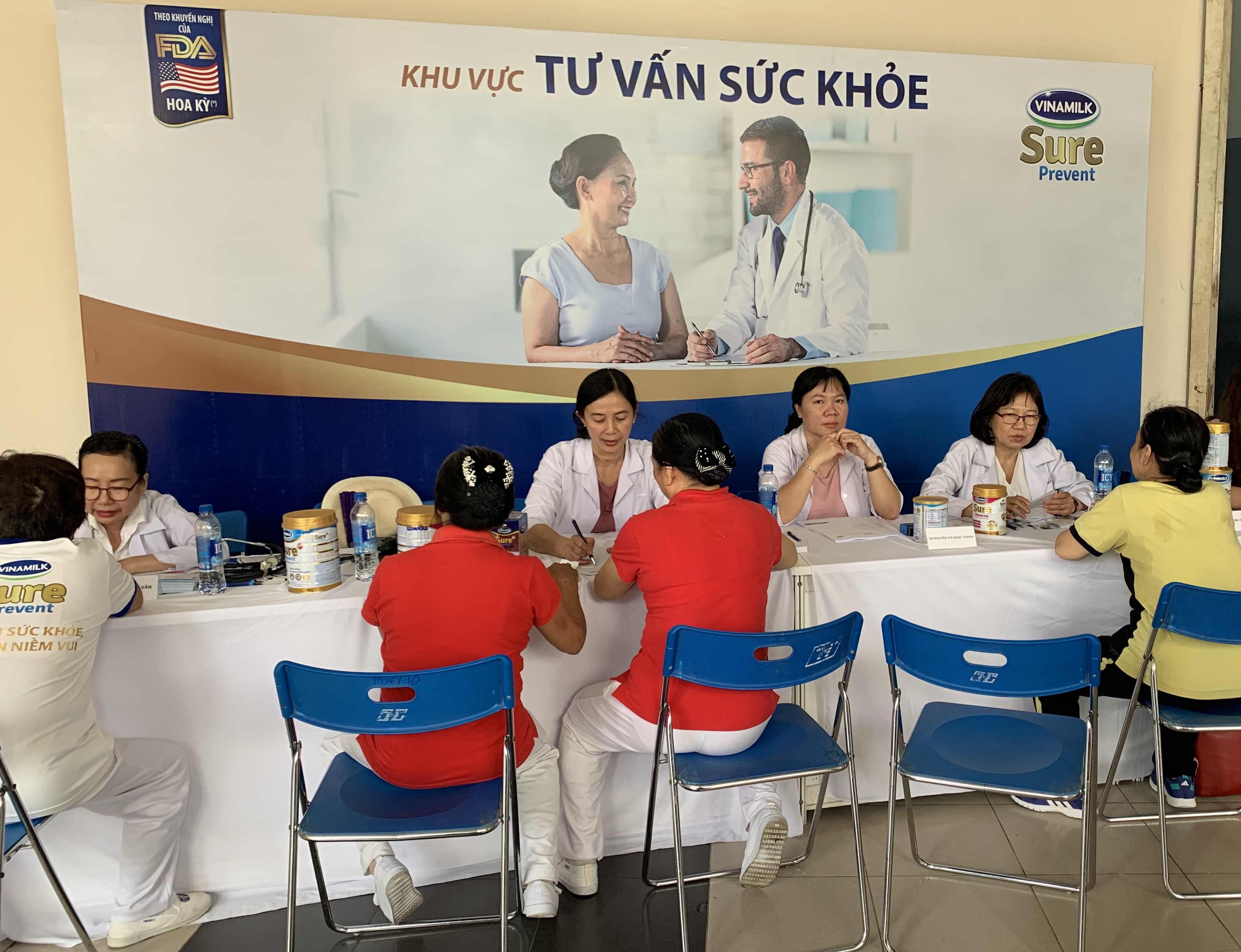 C&aacute;c b&aacute;c sĩ thuộc Trung t&acirc;m Tư vấn Dinh dưỡng Vinamilk trực tiếp kiểm tra sức khỏe v&agrave; tư vấn cho c&aacute;c b&aacute;c người cao tuổi