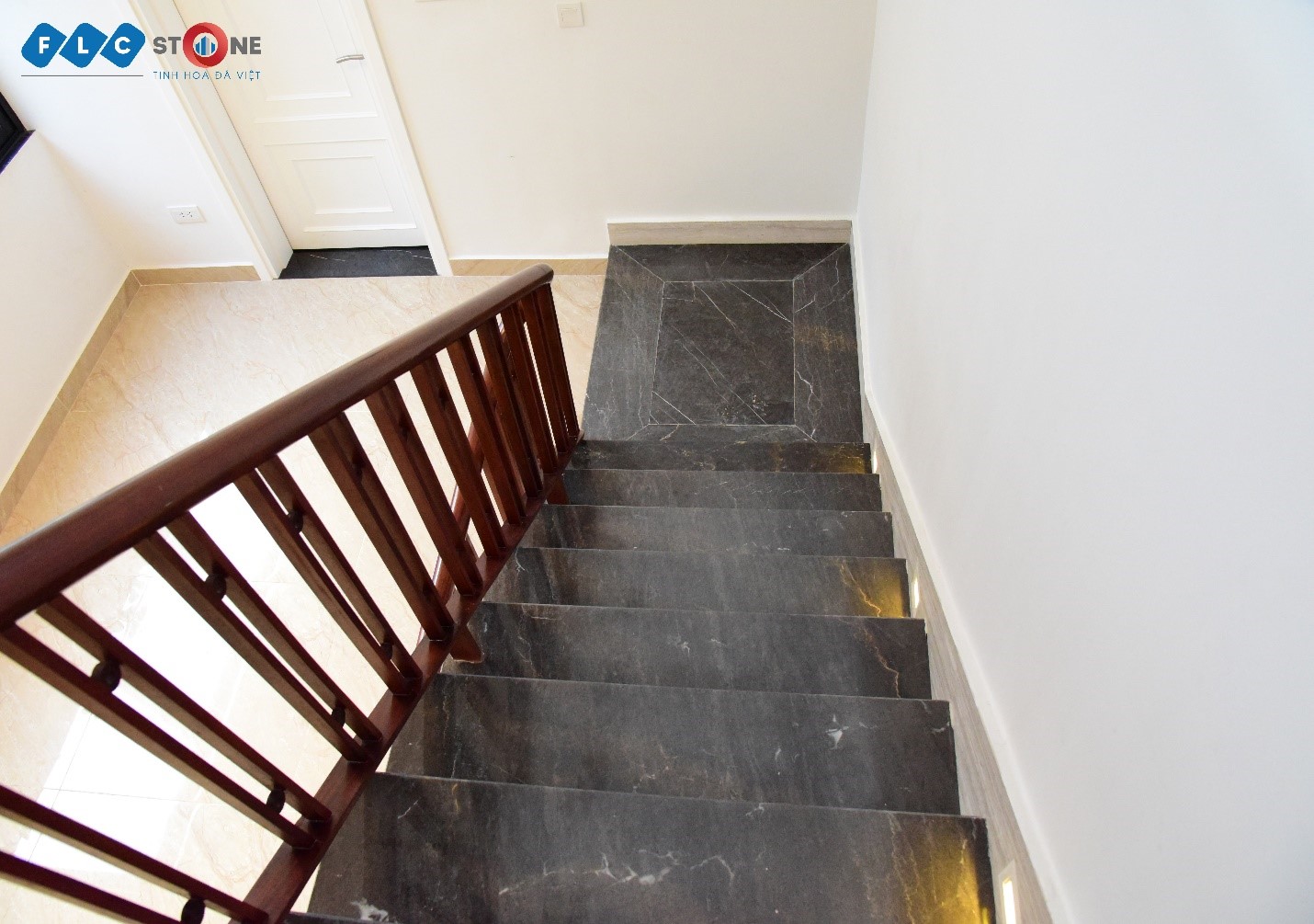 Cầu thang l&aacute;t đ&aacute; Light Grey từ FLC STONE của gia chủ mệnh Thủy