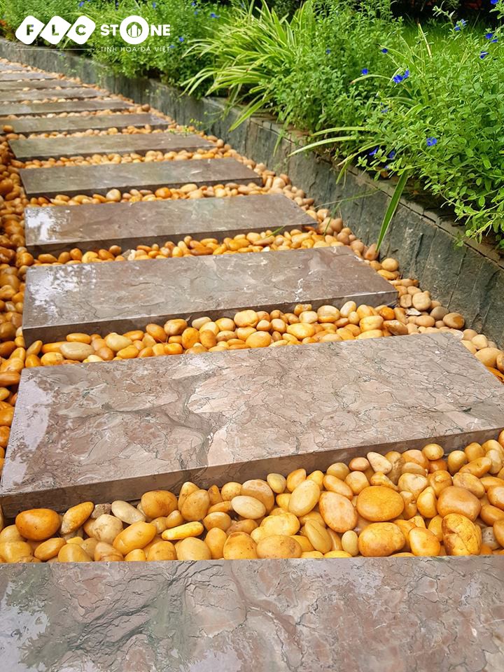 Bậc thang s&acirc;n vườn bằng đ&aacute; Marble Đỏ V&acirc;n Rồng của FLC STONE được nhiều gia chủ mệnh Thổ lựa chọn