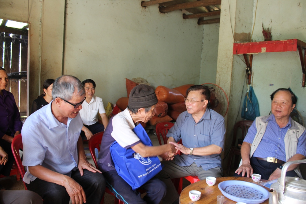 Ph&oacute; Chủ tịch Ng&ocirc; Trọng Vịnh tặng qu&agrave; &ocirc;ng Triệu Văn Nhụn, NCT c&oacute; ho&agrave;n cảnh đặc biệt kh&oacute; khăn ở bản N&agrave; Chắn, x&atilde; Hoa Th&aacute;m, huyện Nguy&ecirc;n B&igrave;nh, tỉnh Cao Bằng