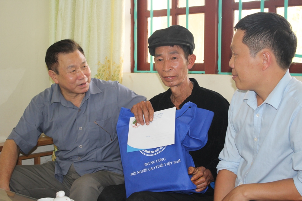 Ph&oacute; Chủ tịch Ng&ocirc; Trọng Vịnh tặng qu&agrave; &ocirc;ng Ho&agrave;ng D&ugrave;n Pu, NCT c&oacute; ho&agrave;n cảnh đặc biệt kh&oacute; khăn ở bản Khuổi Phay, x&atilde; Hoa Th&aacute;m, huyện Nguy&ecirc;n B&igrave;nh, tỉnh Cao Bằng
