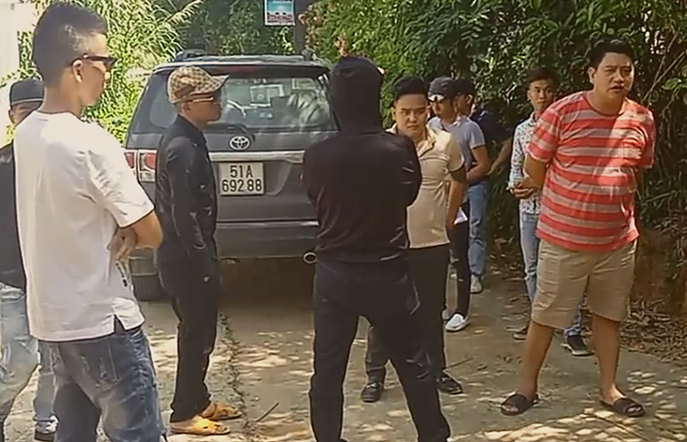 Nh&oacute;m x&atilde; hội đen do Hồng B&eacute;o (&aacute;o kẻ ngang) cầm đầu đến chiếm nh&agrave; anh B&aacute;ch