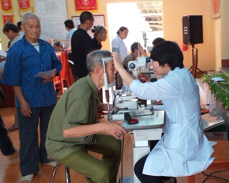 Kh&aacute;m mắt cho NCT