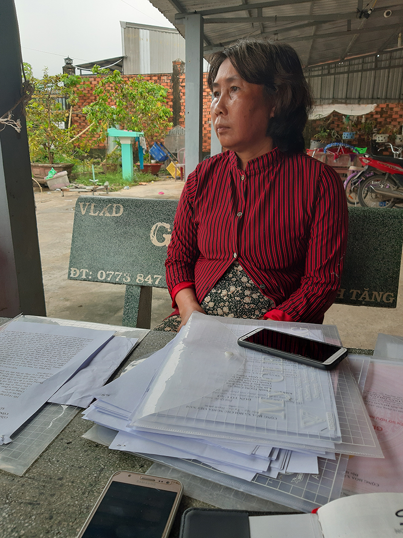 B&agrave; Trần Thị Lụa với tập hồ sơ khiếu nại, tố c&aacute;o