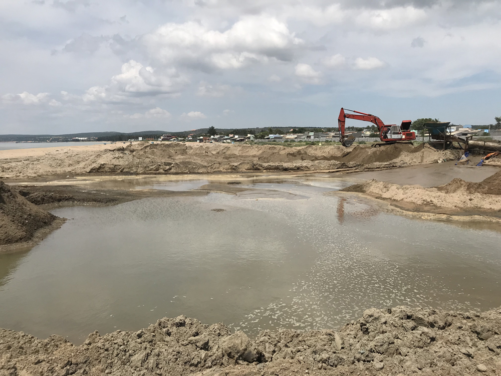 Đ&agrave;o hố lắng c&aacute;t mới để lấy c&aacute;t.