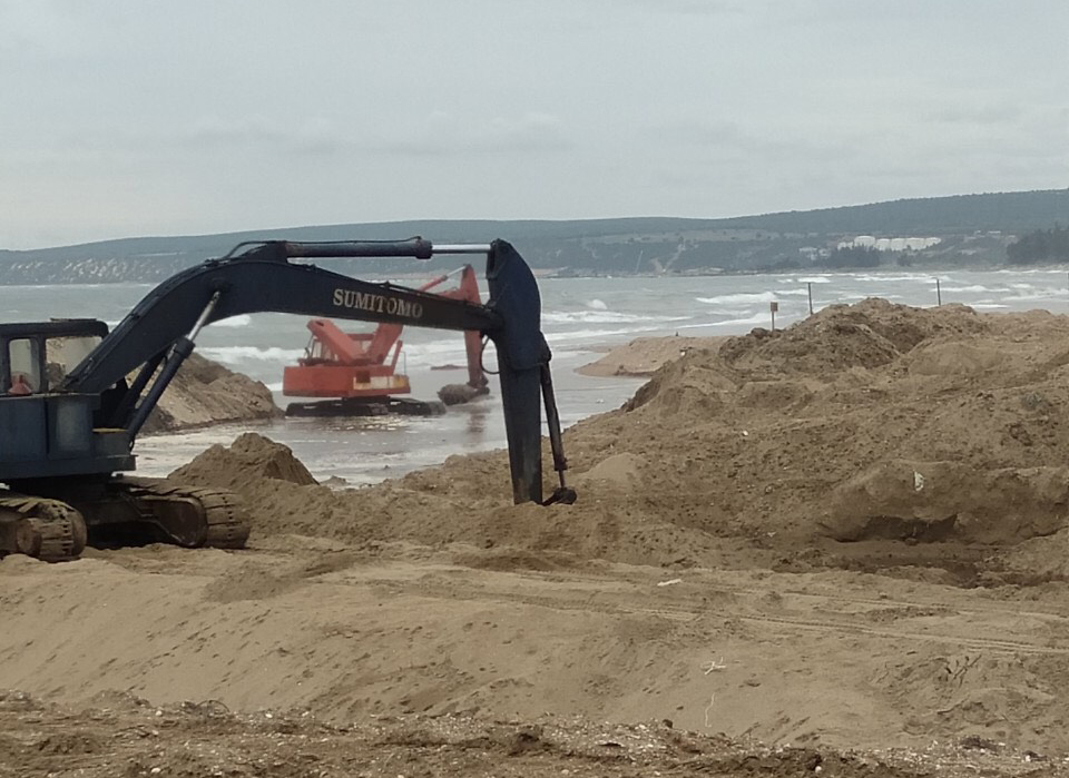 Huyện Tuy Phong, tỉnh Bình Thuận:  Biến dạng mặt bằng bãi biển do hút cát và tập kết cát