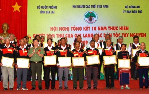 Những cụ già bảo vệ bình yên thôn xóm