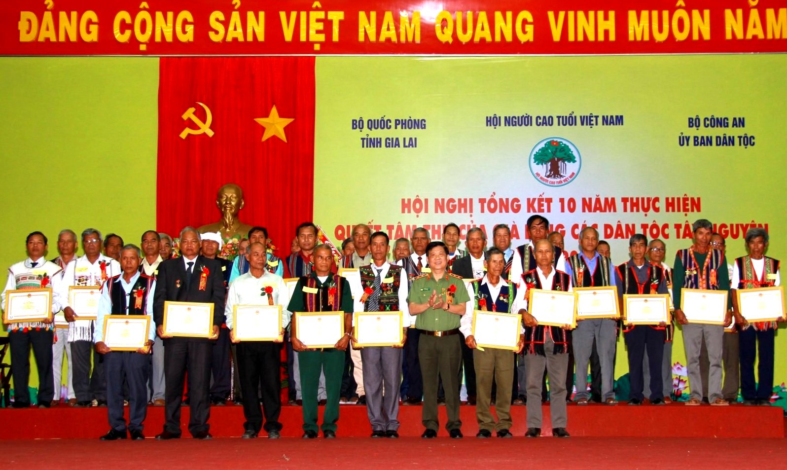 Nhiều c&aacute; nh&acirc;n xuất sắc được Bộ C&ocirc;ng an khen thưởng