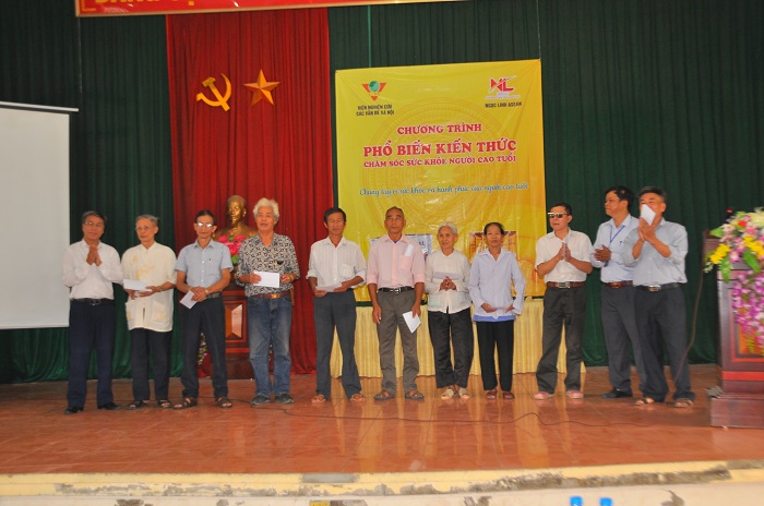 Tặng qu&agrave; cho NCT tham gia chương tr&igrave;nh