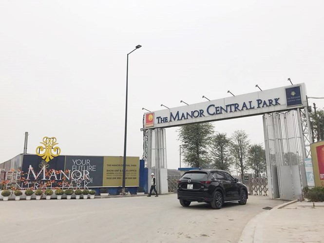 Trong khi dự &aacute;n đường BT th&igrave; nhiều năm kh&ocirc;ng xong, nhiều d&atilde;y nh&agrave; biệt thự, liền kề trị gi&aacute; h&agrave;ng chục tỷ đồng được Bitexco x&acirc;y dựng b&aacute;n cho kh&aacute;ch h&agrave;ng đưa v&agrave;o sử dụng. Ảnh: D&acirc;n Việt