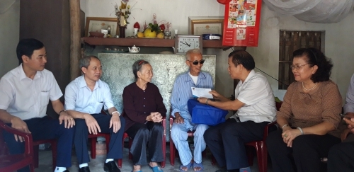 Trung ương Hội NCT Việt Nam tặng quà NCT khó khăn 2 tỉnh Ninh Bình và Nam Định