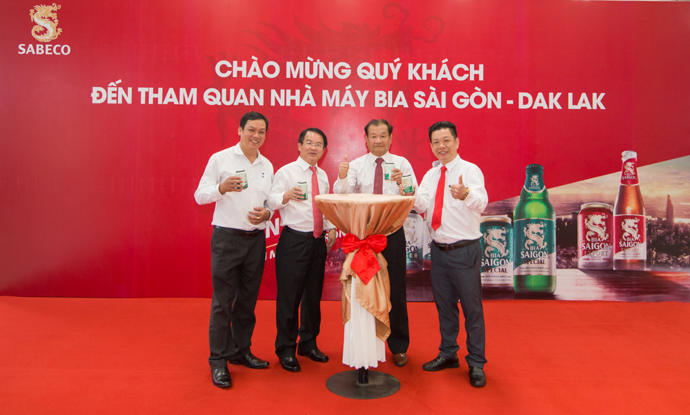 &Ocirc;ng Phạm Th&aacute;i, Gi&aacute;m đốc Sở C&ocirc;ng Thương Đắk Lắk, (thứ hai phải qua); &Ocirc;ng Huỳnh Văn Dũng - Tổng gi&aacute;m đốc Tổng c&ocirc;ng ty Bia Saigon - Miền Trung (thứ 3 phải qua) c&ugrave;ng l&atilde;nh đạo Tổng C&ocirc;ng ty cổ phần SABECO thưởng thức sản phẩm bia S&agrave;i G&ograve;n do Nh&agrave; m&aacute;y Bia Saigon-Đắk Lắk sản xuất