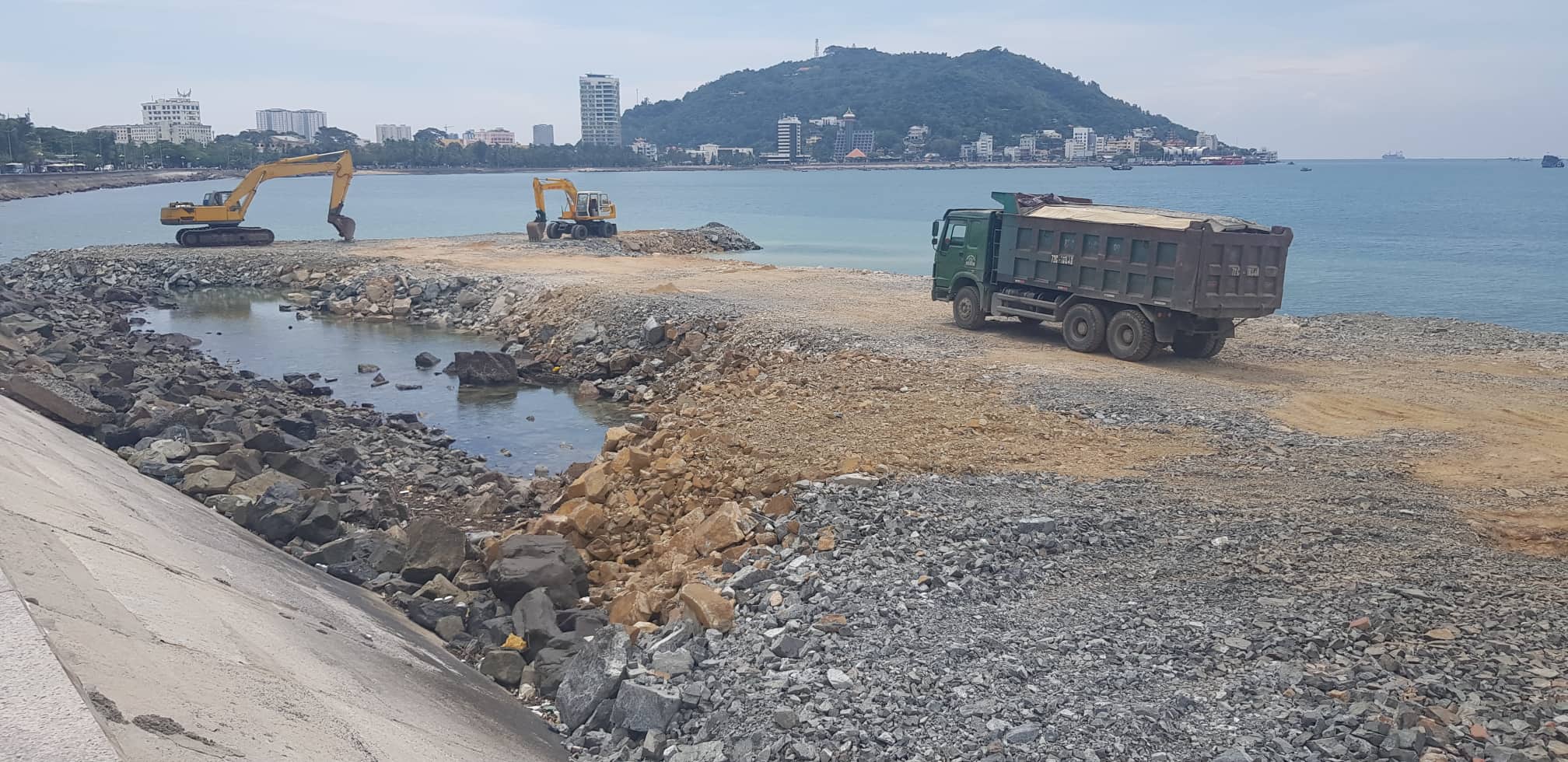 Hoạt động lấn lấp biển khiến người d&acirc;n bức x&uacute;c