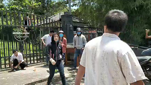 Người của &ocirc;ng C&ocirc;ng đang lời qua tiếng lại với &ocirc;ng Phạm Văn Sỹ