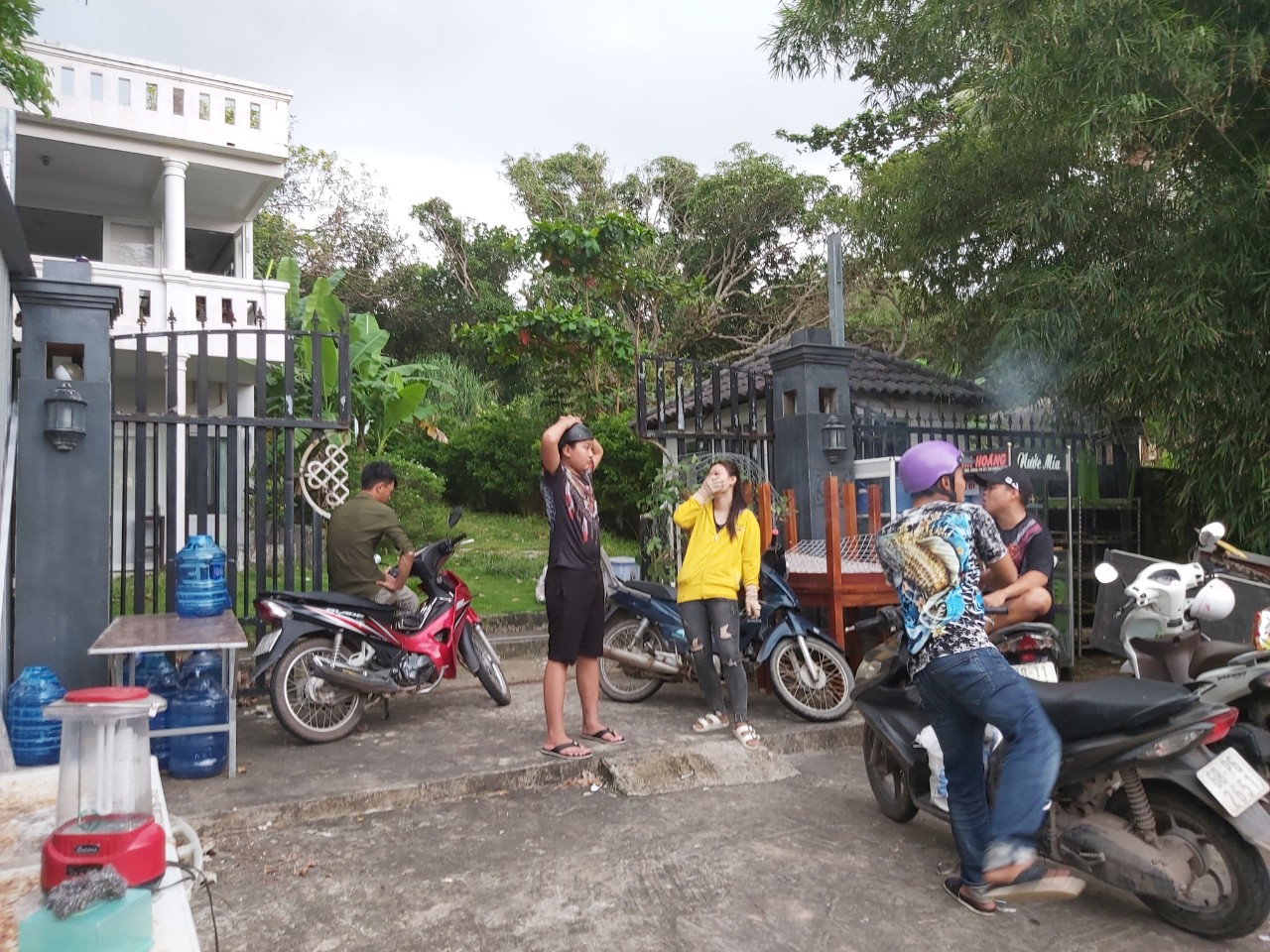 Người của &ocirc;ng C&ocirc;ng đ&atilde; ph&aacute; cổng, tr&agrave;n v&agrave;o chiếm cứ khu biệt thự