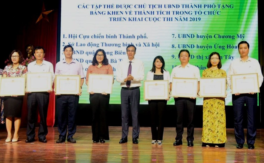 Ph&oacute; B&iacute; thư Th&agrave;nh ủy H&agrave; Nội Đ&agrave;o Đức To&agrave;n trao Bằng khen UBND TP cho c&aacute;c tập thể tổ chức tốt cuộc thi