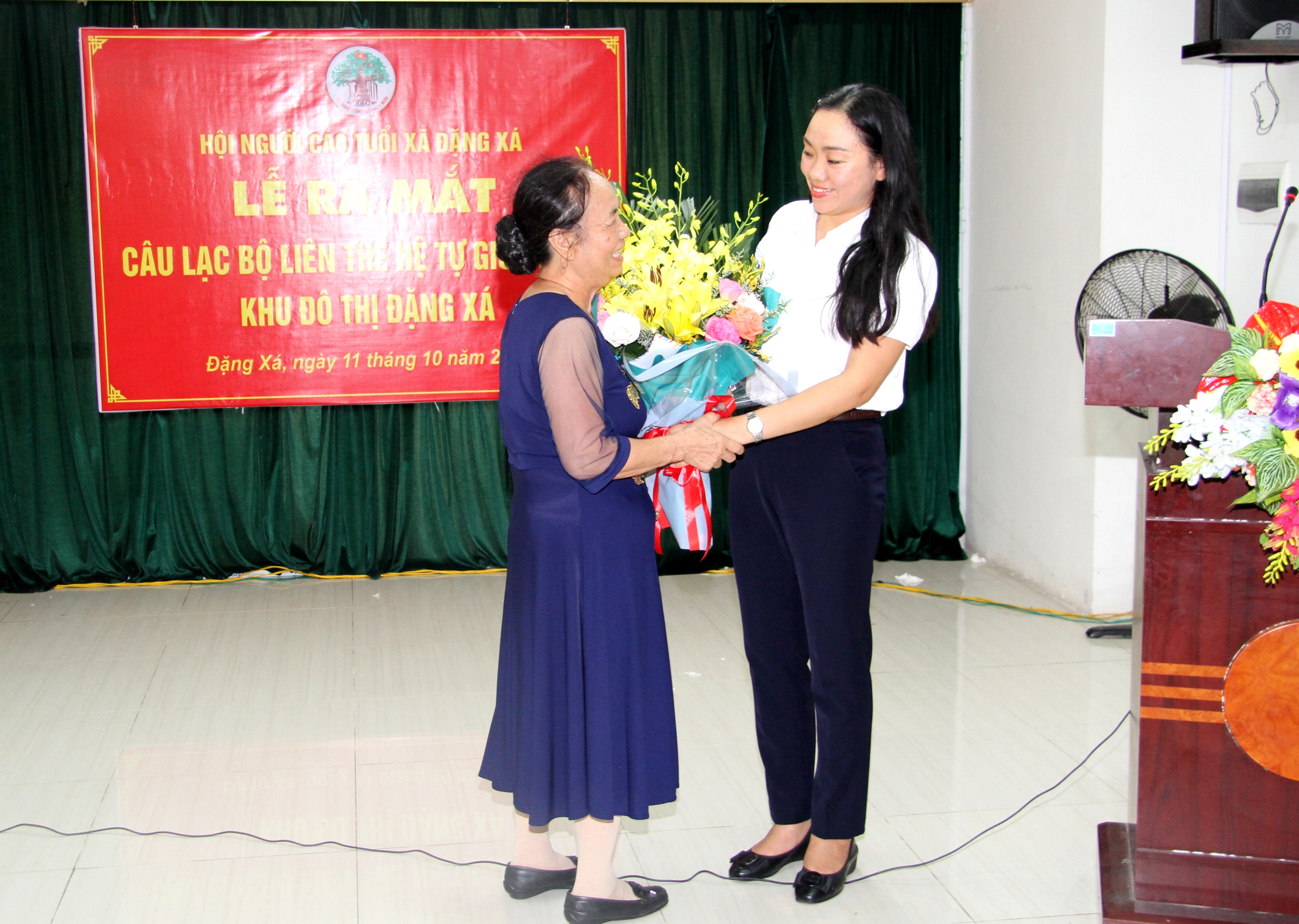 L&atilde;nh đạo x&atilde; tặng hoa ch&uacute;c mừng CLB