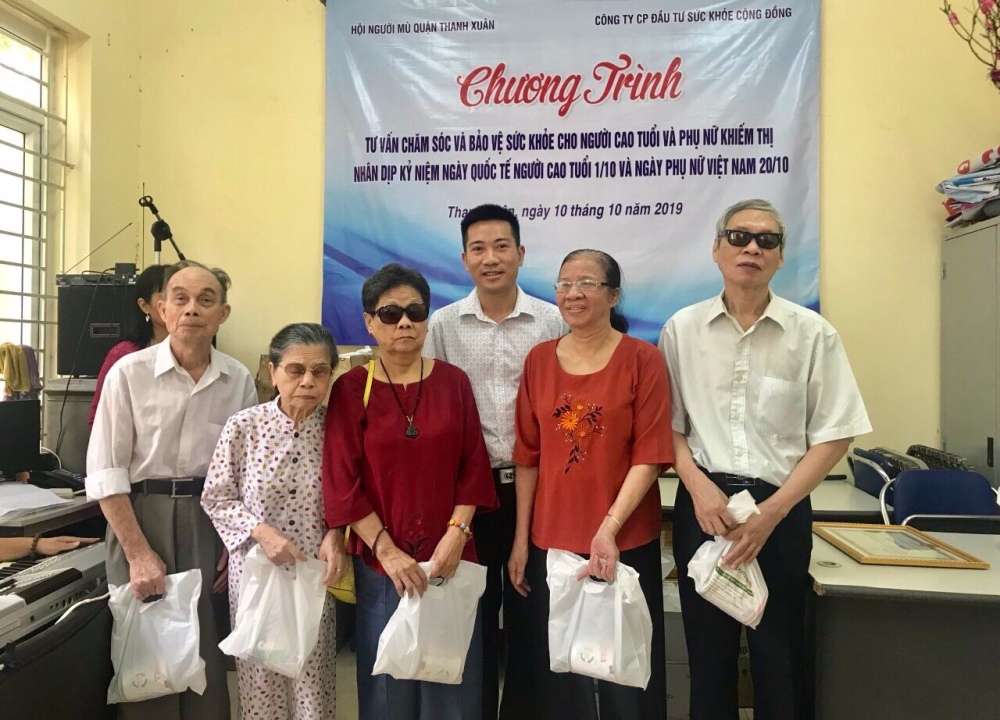 &Ocirc;ng Nguyễn Xu&acirc;n Dương PTGĐ Cty CP Đầu Tư Sức khỏe Cộng đồng thay mặt BLĐ CTY tặng qu&agrave; cho c&aacute;c hội vi&ecirc;n.