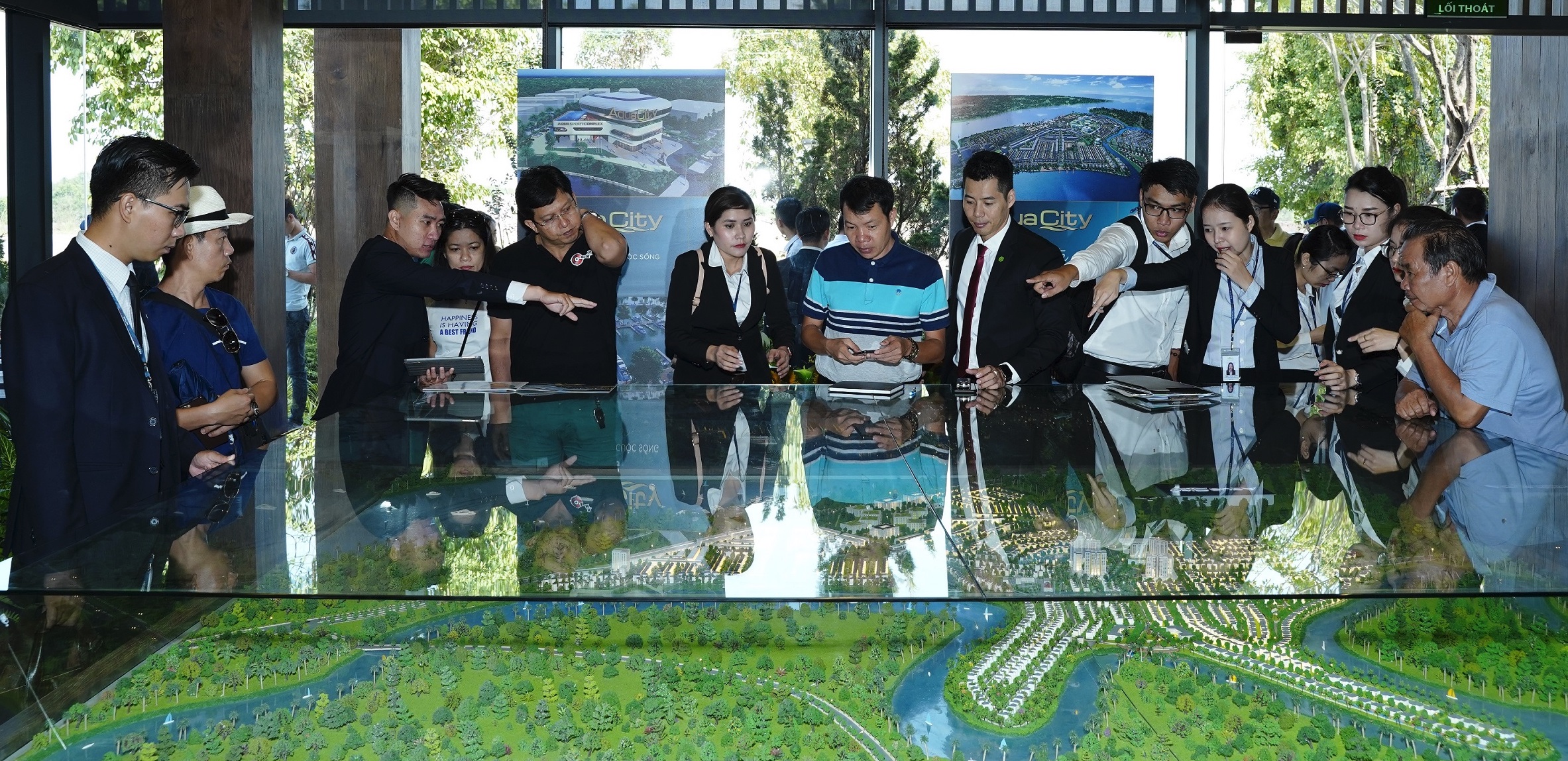 Kh&aacute;ch tham quan sa b&agrave;n dự &aacute;n Khu đ&ocirc; thị sinh th&aacute;i th&ocirc;ng minh Aqua City