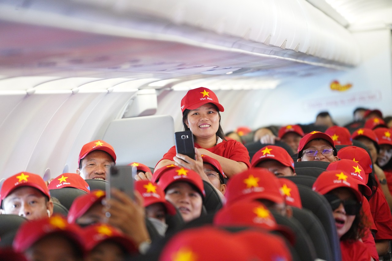 H&agrave;nh kh&aacute;ch chụp ảnh lưu niệm