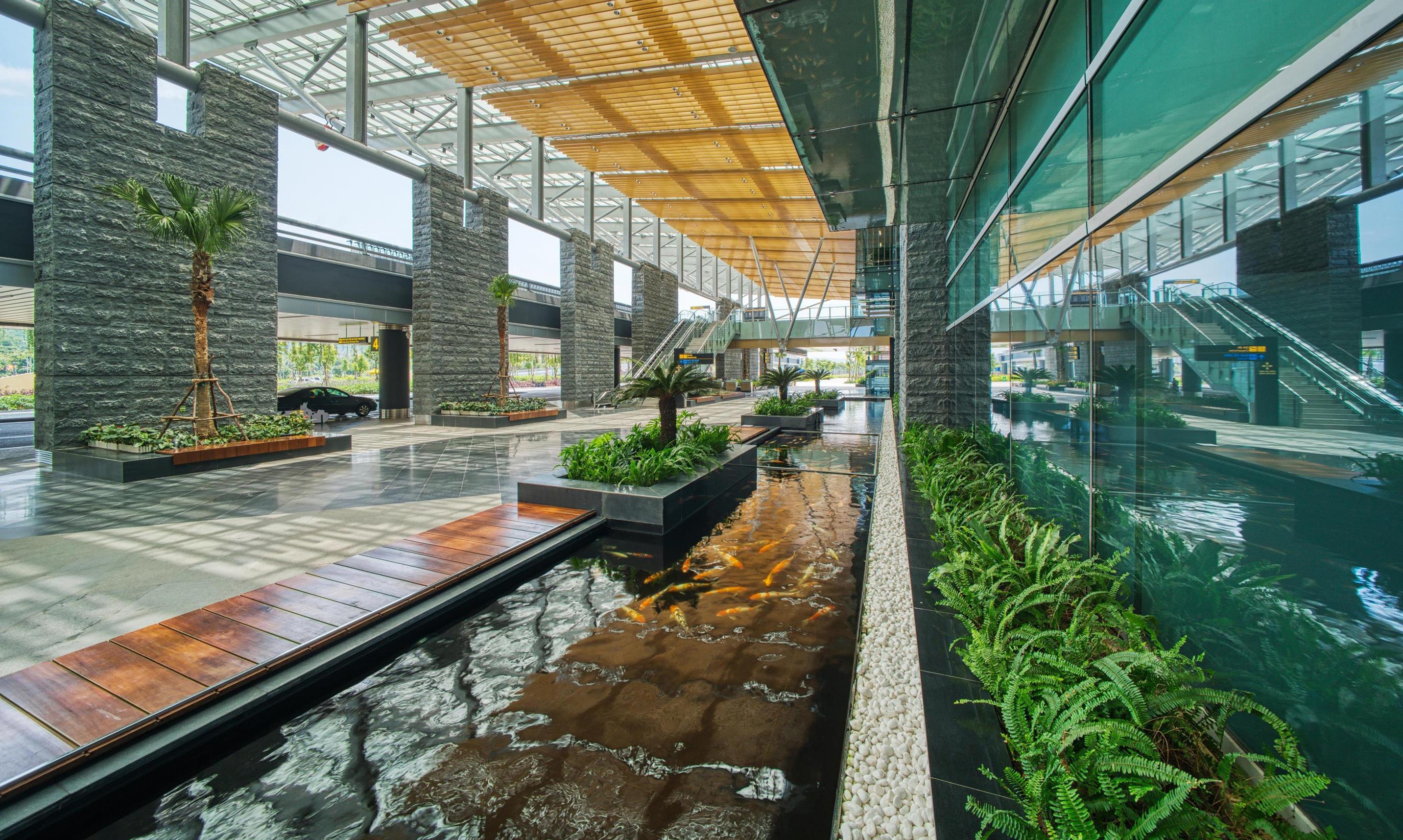 Cảng HKQT V&acirc;n Đồn được thiết kế với nhiều mảng xanh, khiến kh&ocirc;ng gian s&acirc;n bay như m&ocirc;̣t &ldquo;khu nghỉ dưỡng&rdquo; 3