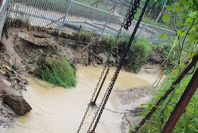 Cho đến h&ocirc;m nay, d&ograve;ng suối bị nhiễm dầu vẫn c&oacute; m&ugrave;i kh&eacute;t.