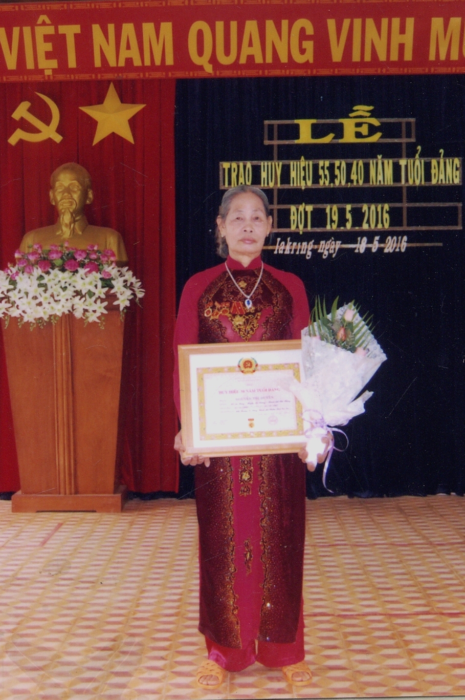 B&agrave; Nguyễn Thị Duy&ecirc;n nhận Huy hiệu 50 năm tuổi Đảng.