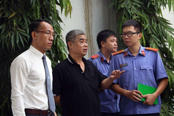 &Ocirc;ng Do&atilde;n Qu&yacute; Phiến (&aacute;o sẫm) trong trong buổi thực nghiệm điều tra.