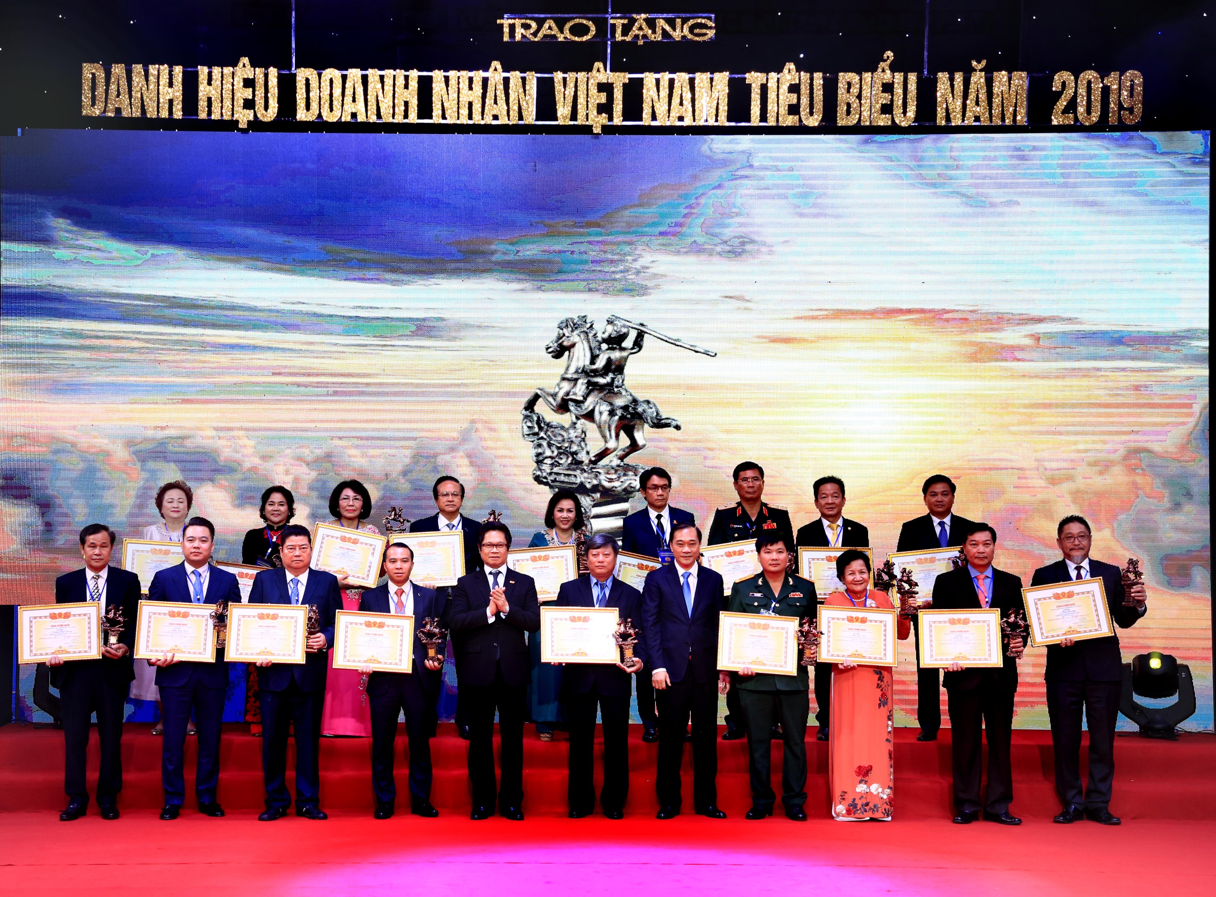 Top 20 doanh nh&acirc;n Việt Nam ti&ecirc;u biểu được t&ocirc;n vinh năm 2019.