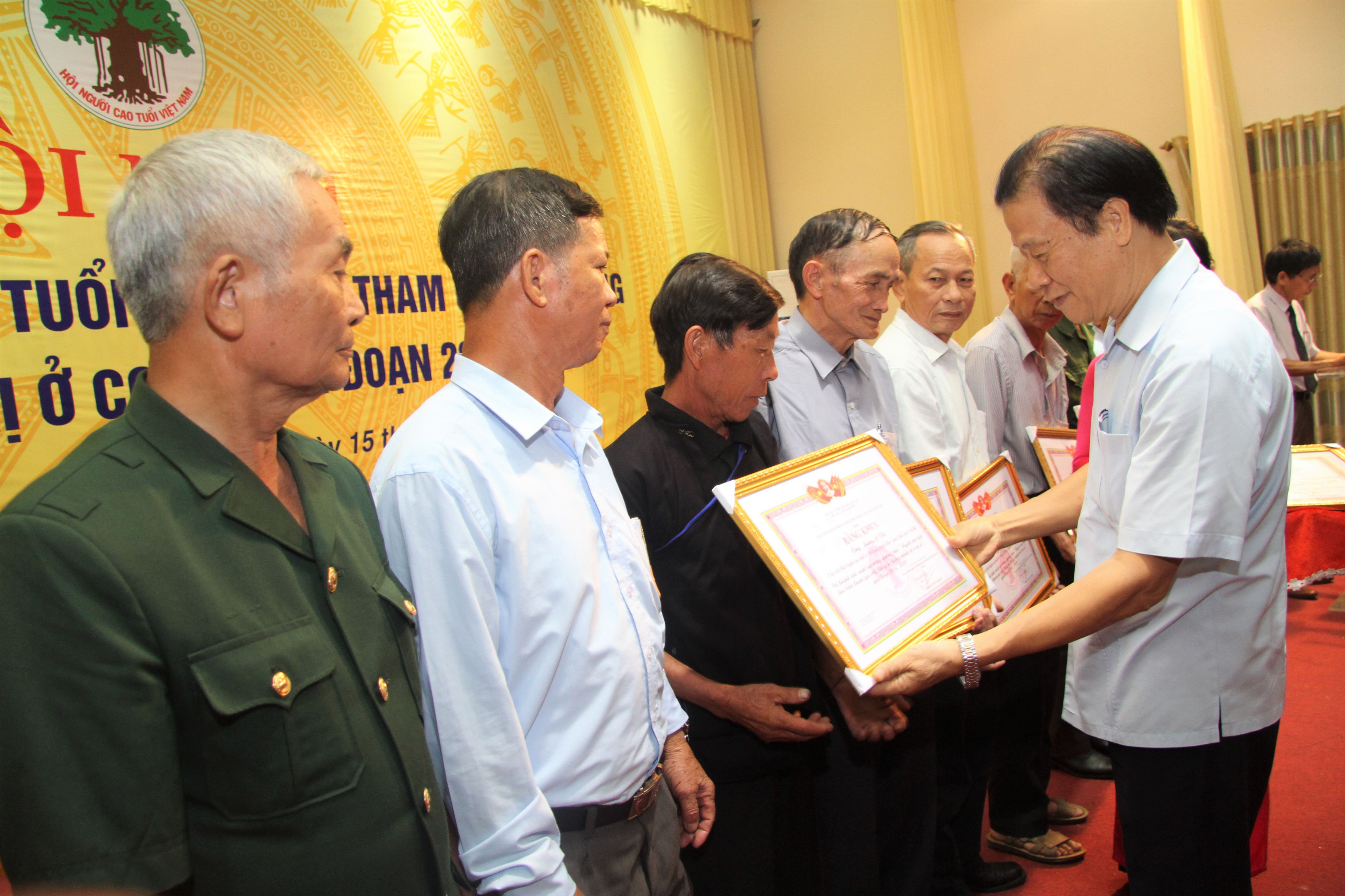 Ph&oacute; Chủ tịch Thường trực Đ&agrave;m Hữu Đắc trao Bằng khen Trung ương Hội cho c&aacute;c c&aacute; nh&acirc;n xuất sắc