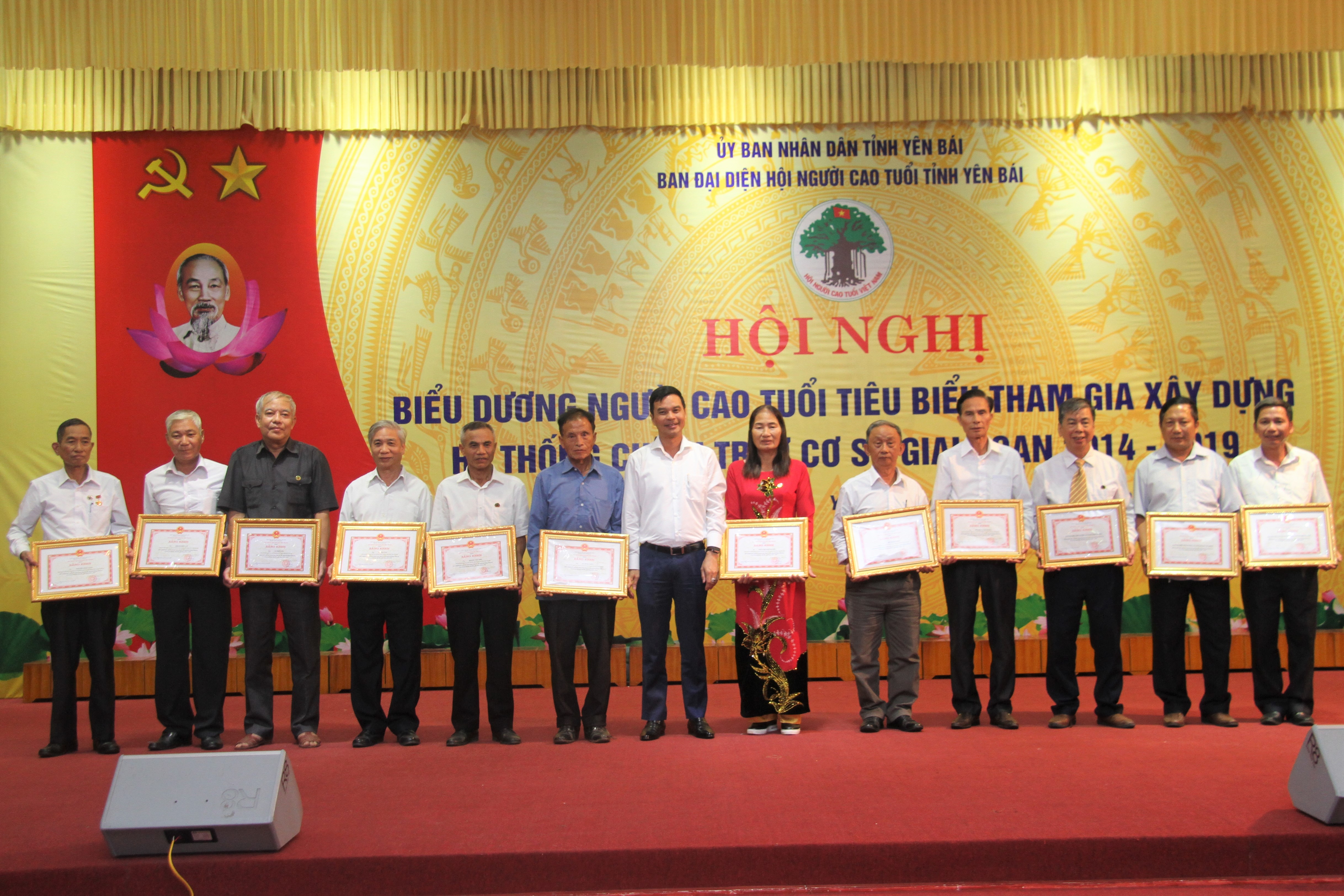 &Ocirc;ng Dương Văn Tiến trao Bằng khen cho c&aacute;c c&aacute; nh&acirc;n ti&ecirc;u biểu